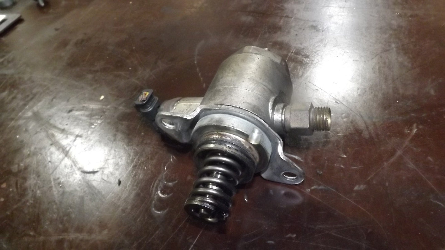 Audi Q5 8R 2.0 TFSI Benzin Hochdruckpumpe Benzinpumpe Einspritzpumpe 06J127025D