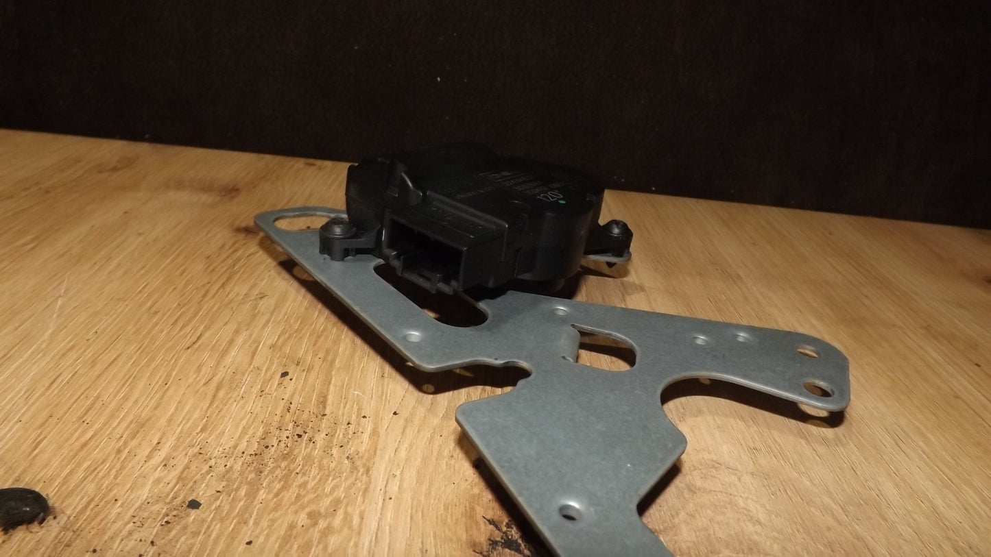 VW TRANSPORTER V T5 KASTEN Stellmotor für Heizung 52411483