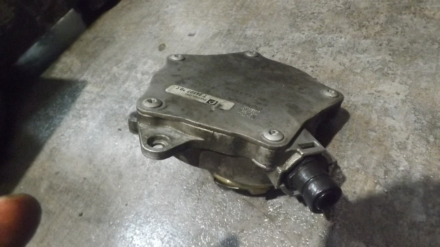 VW Volkswagen Golf 1K 2.0 TSI BWA Unterdruck Pumpe 06D145100H