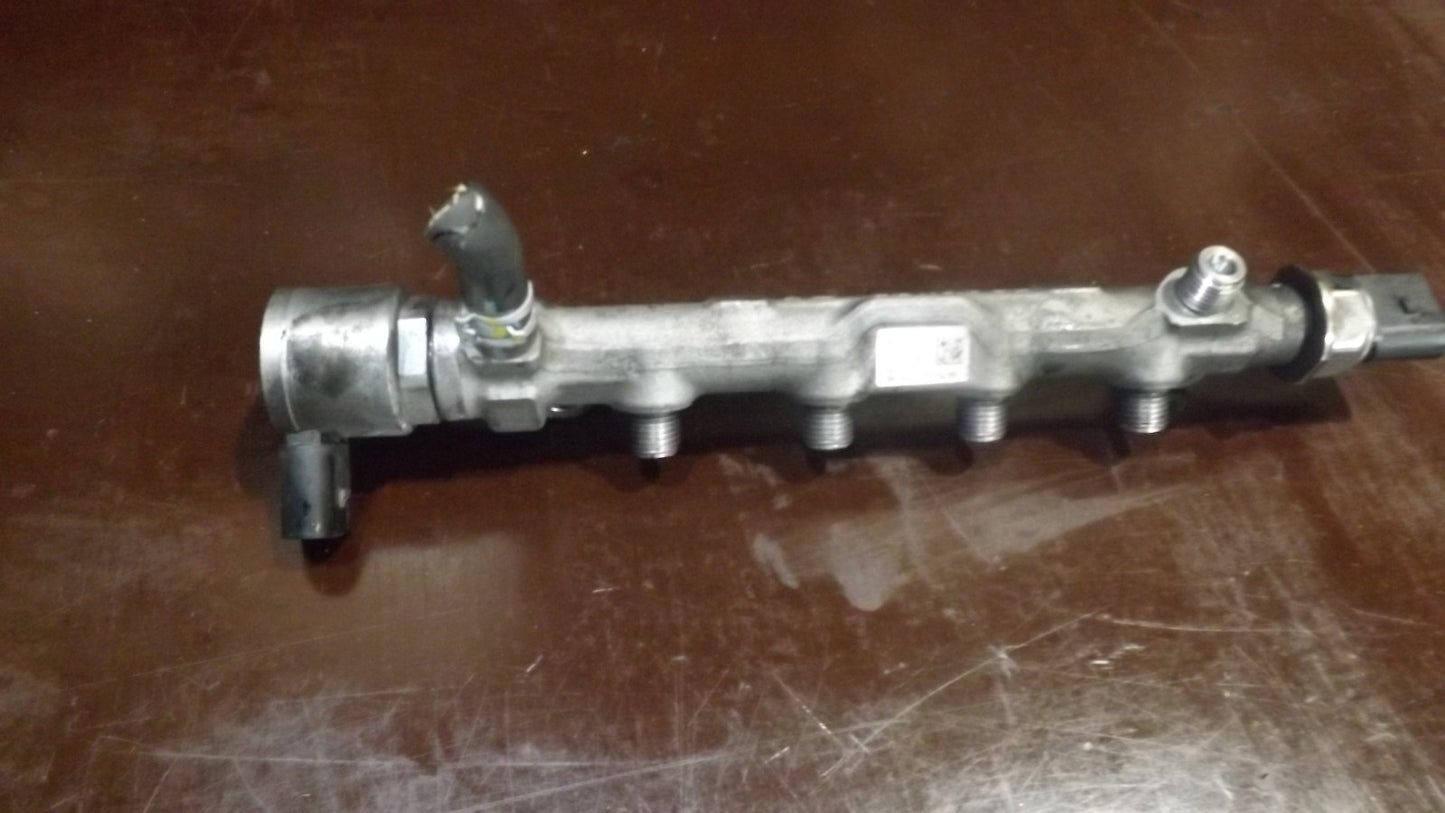 Audi VW Seat Skoda Kraftstoffverteiler Rail 04L130764D 04L089G