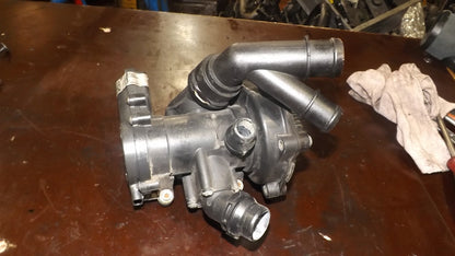 Seat Leon 5F 1.8TSI Thermostatgehäuse Wasserflansch Kühlmittelpumpe 06L121111G