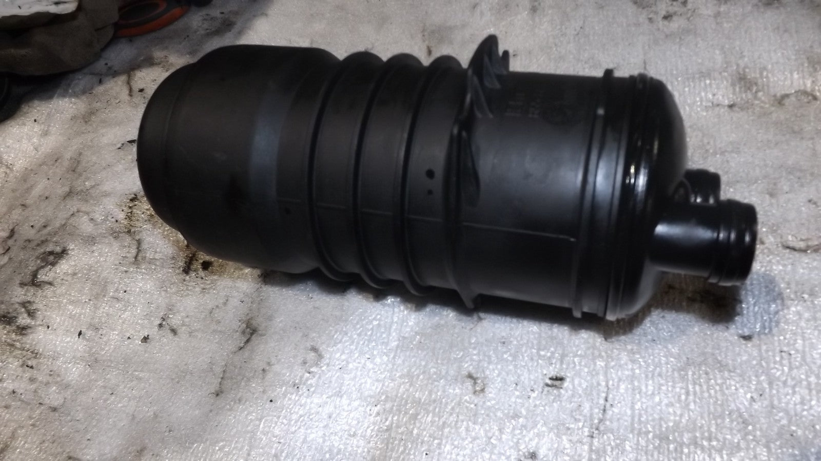 Audi A6 4F & A4 8K & Q7 4L V6 V8 V12 TDI Ölfiltergehäuse Ölfilterträger 8558686