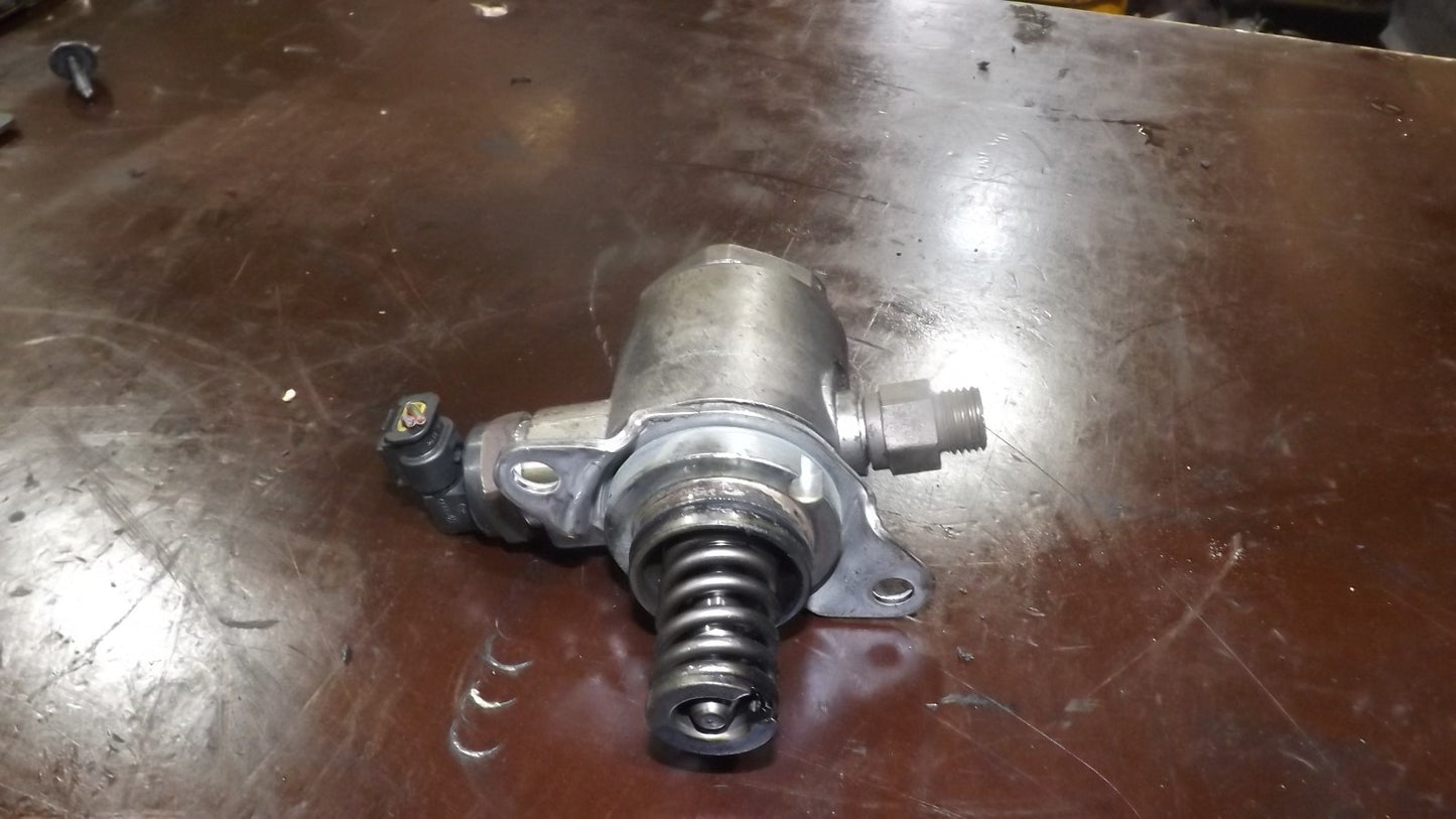 Audi Q5 8R 2.0 TFSI Benzin Hochdruckpumpe Benzinpumpe Einspritzpumpe 06J127025D