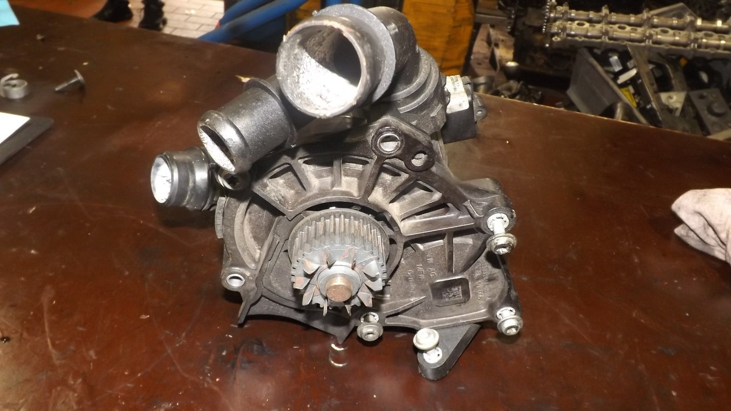 Seat Leon 5F 1.8TSI Thermostatgehäuse Wasserflansch Kühlmittelpumpe 06L121111G