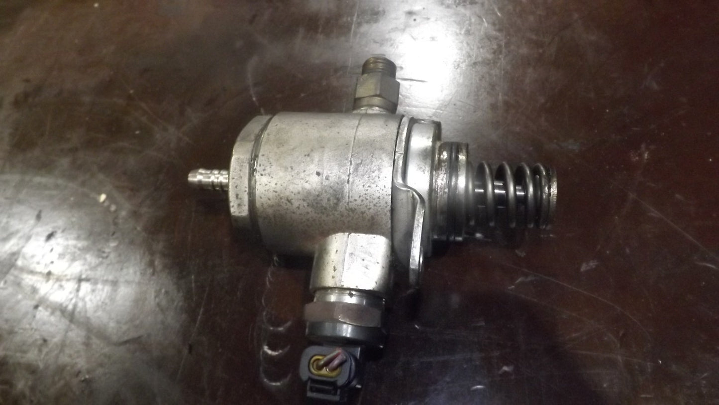 Audi Q5 8R 2.0 TFSI Benzin Hochdruckpumpe Benzinpumpe Einspritzpumpe 06J127025D