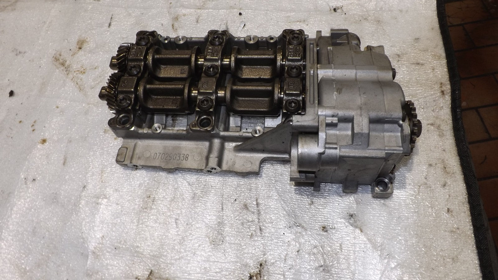 BMW 3 E90 E91 Benzin 110kW Ölpumpe Ausgleichswellenmodul  10600044CB