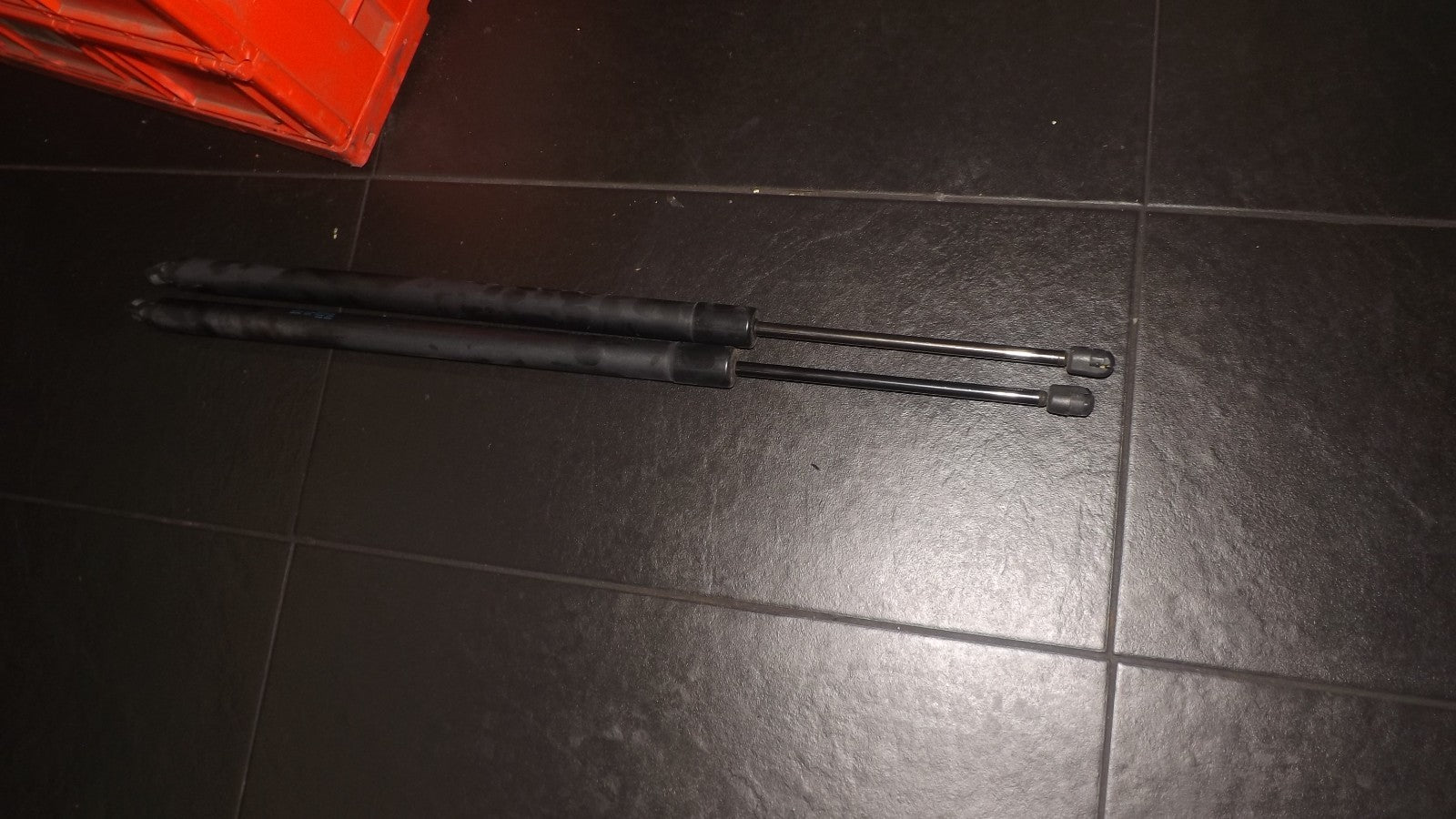 VW T5 Heckklappendämpfer Gasdruckfeder Dämpfer Heckklappe Gasfeder 7H0827550