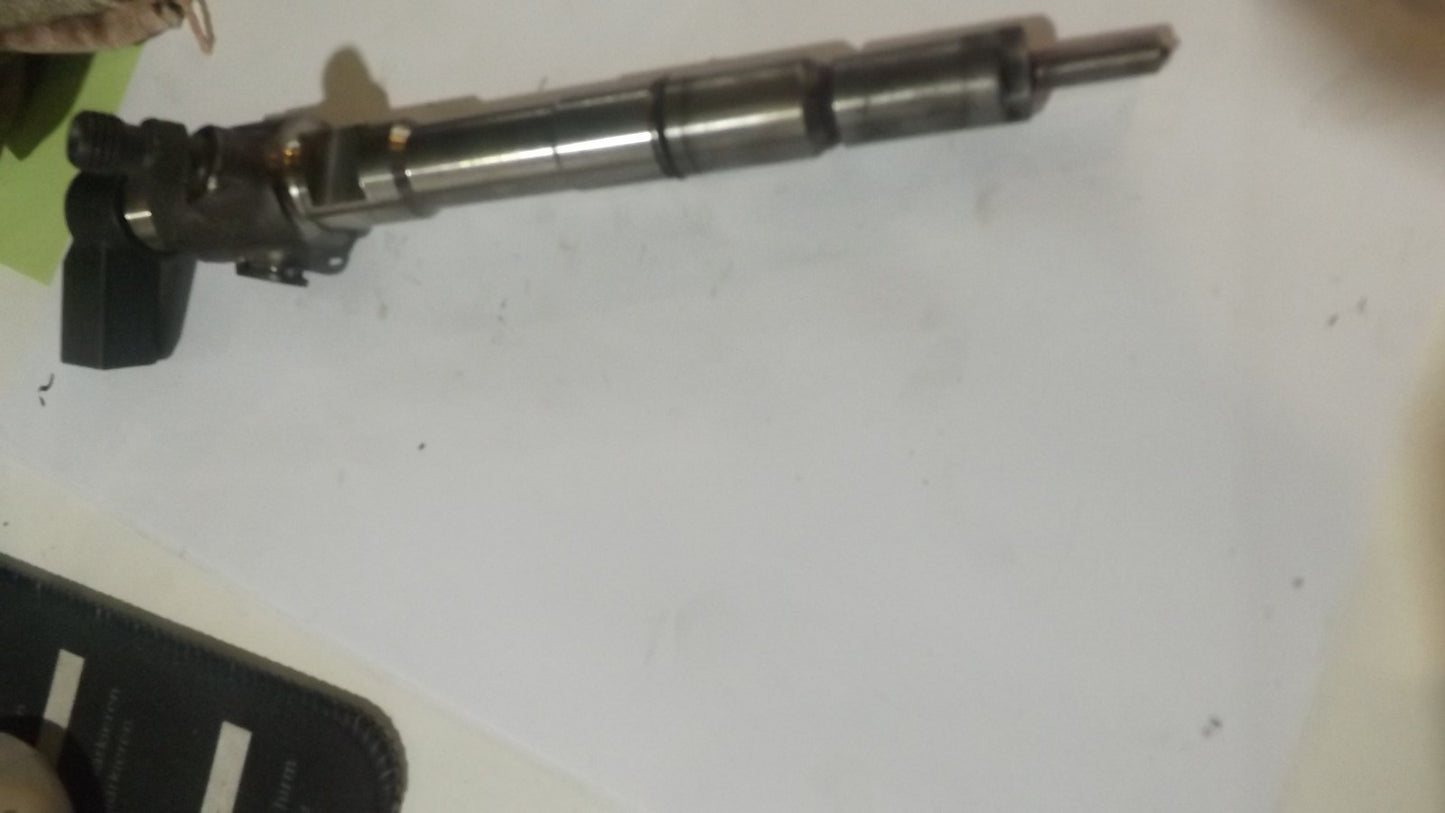 Injektor Einspritzdüse VW Passat 2.0 TDI 03c130277S