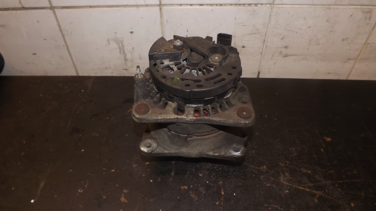 Original Volkswagen Lichtmaschine 037903025L