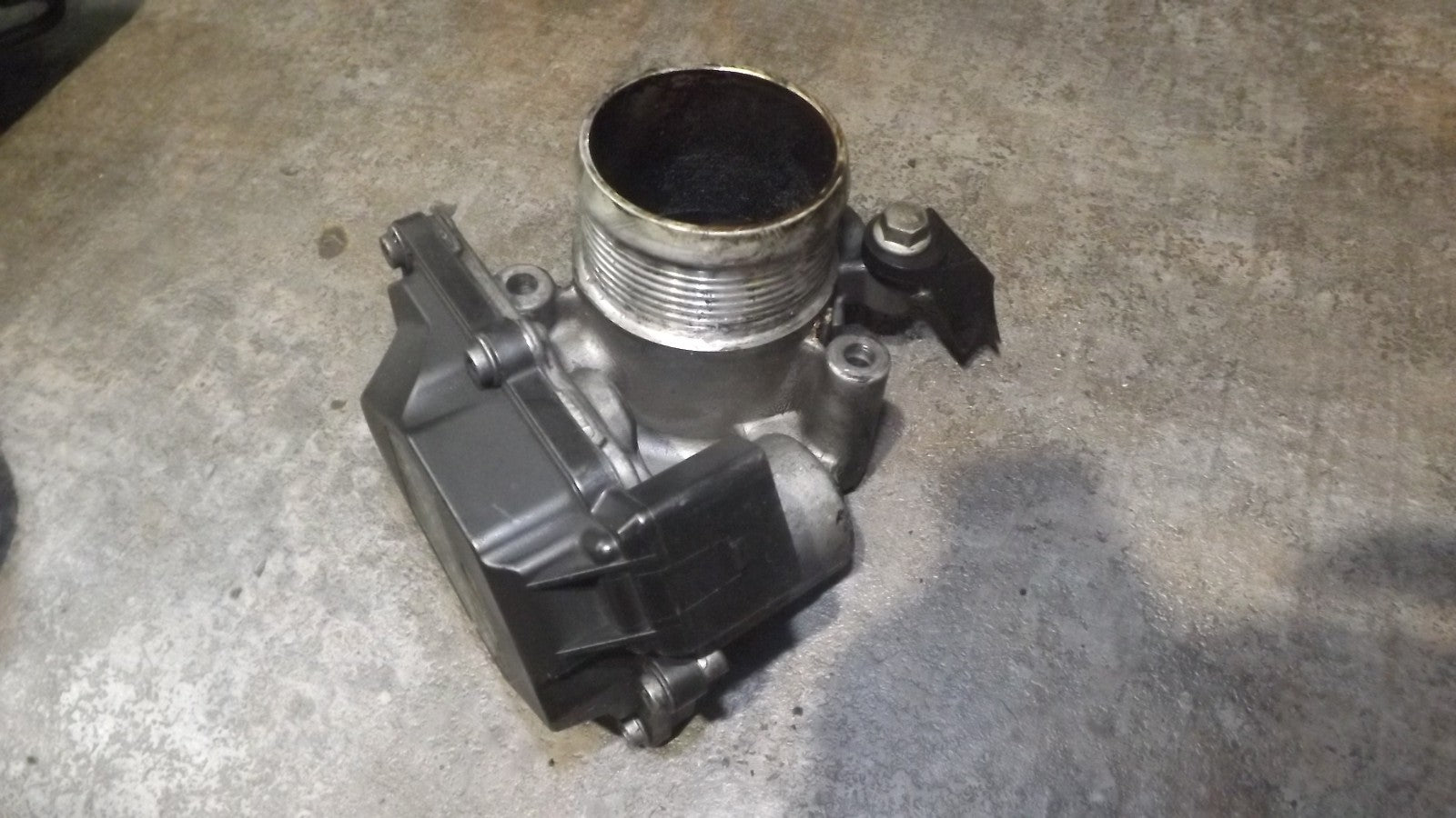 DROSSELKLAPPE FÜR AUDI A1 A3 A4 Q3 SEAT SKODA VW GOLF 6 TOURAN 2.0 TDI